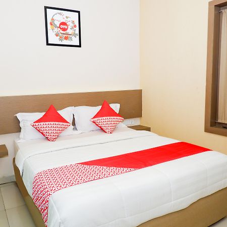 Oyo 379 Grand Mundu Hotell Semarang Exteriör bild