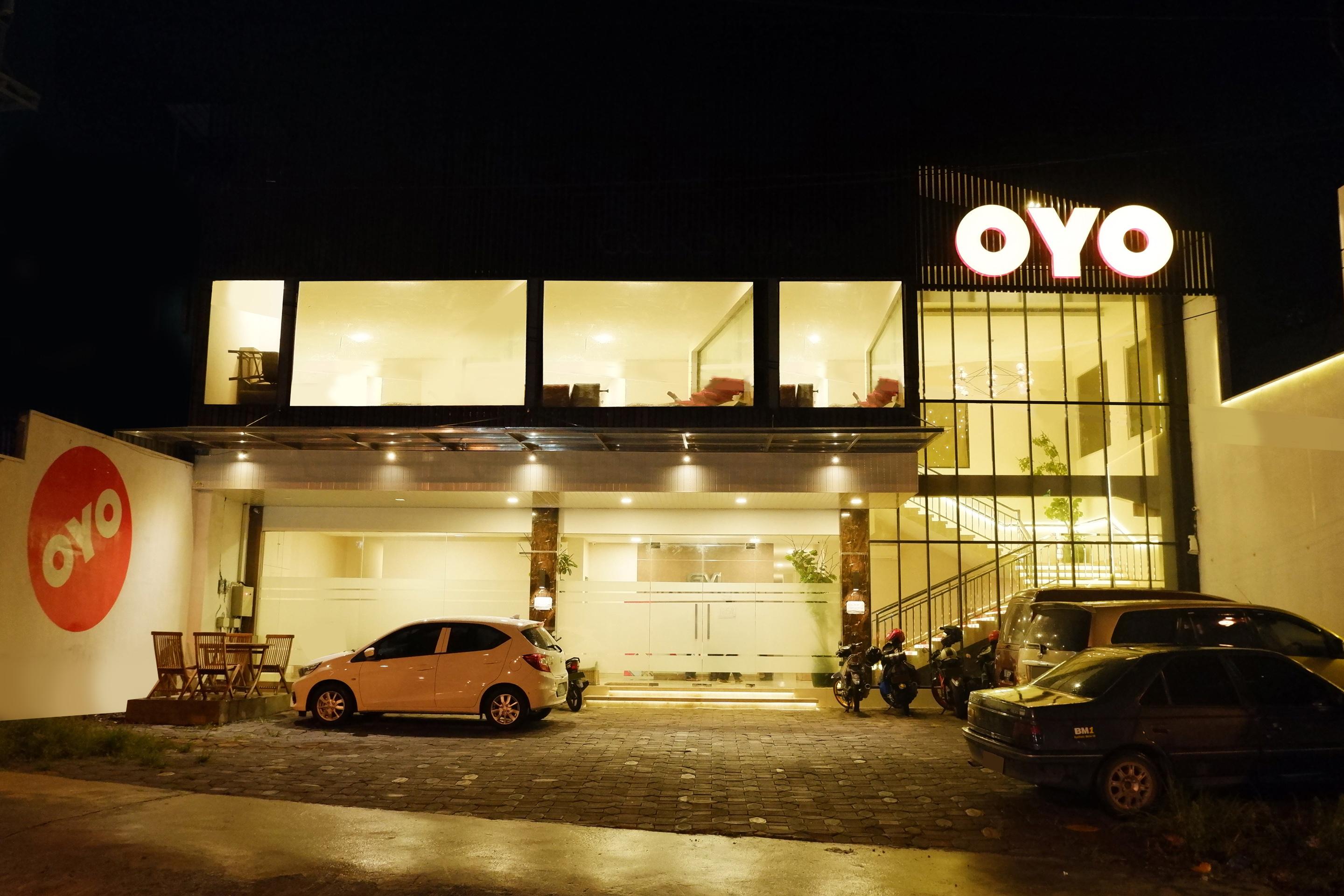 Oyo 379 Grand Mundu Hotell Semarang Exteriör bild